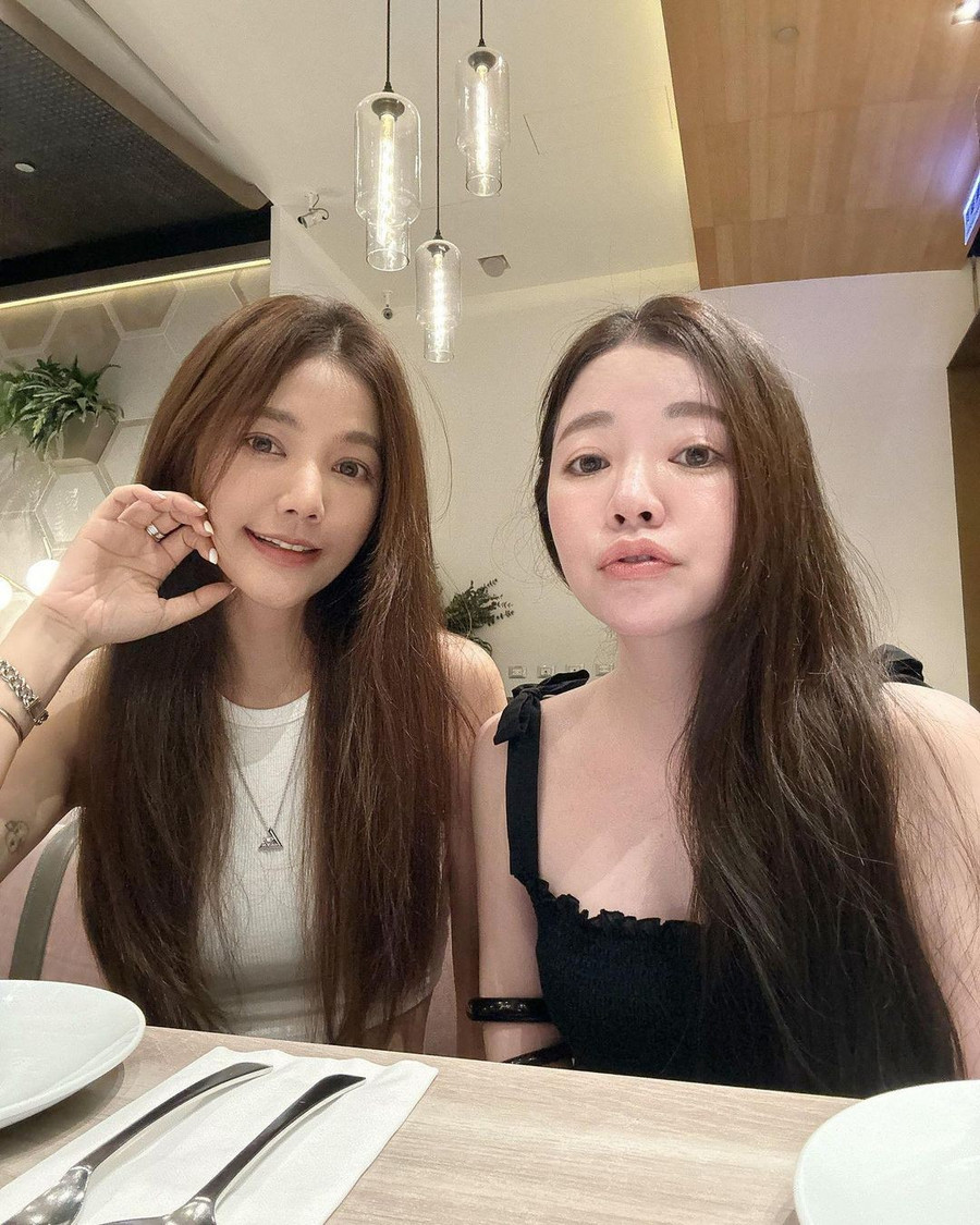 Lure Hsu còn có em gái thứ là Fayfay, thua một tuổi. Chụp chung khung hình, Lure cũng được khen trẻ hơn Fayfay.