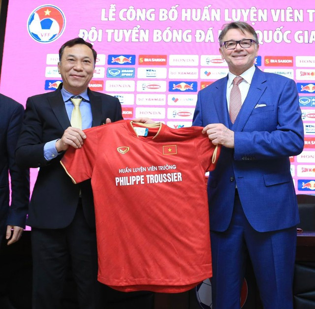 Chủ tịch VFF Trần Quốc Tuấn tặng áo đội tuyển quốc gia Việt Nam cho HLV Philippe Troussier tại lễ ký kết và công bố HLV trưởng đội tuyển bóng đá nam quốc gia Việt Nam diễn ra ngày 27-2-2023 Chủ tịch VFF Trần Quốc Tuấn tặng áo đội tuyển quốc gia Việt Nam cho HLV Philippe Troussier tại lễ ký kết và công bố HLV trưởng đội tuyển bóng đá nam quốc gia Việt Nam diễn ra ngày 27-2-2023