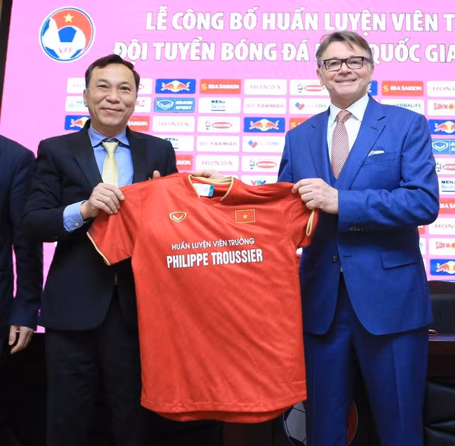 Chủ tịch VFF Trần Quốc Tuấn tặng áo đội tuyển quốc gia Việt Nam cho HLV Philippe Troussier tại lễ ký kết và công bố HLV trưởng đội tuyển bóng đá nam quốc gia Việt Nam diễn ra ngày 27-2-2023