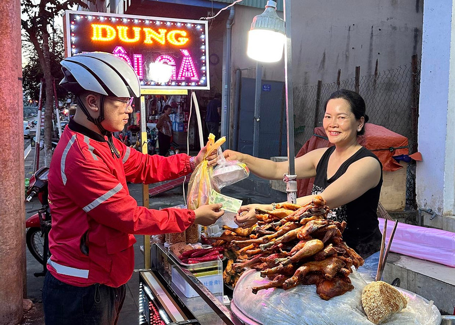 Mỗi ngày, anh Nguyễn Thanh Hải nhận khoảng hơn 100 đơn ship đồ ăn khuya. Ảnh: L.V.N Mỗi ngày, anh Nguyễn Thanh Hải nhận khoảng hơn 100 đơn ship đồ ăn khuya. Ảnh: L.V.N