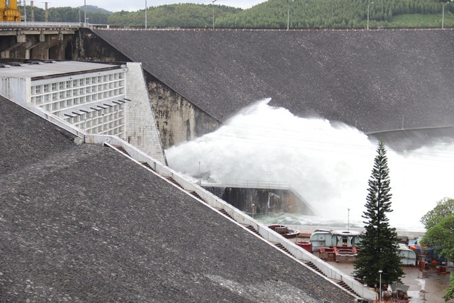 Hồ thủy điện Thác Bà đóng nốt 2 cửa xả mặt cuối cùng Hồ thủy điện Thác Bà đóng nốt 2 cửa xả mặt cuối cùng