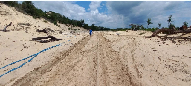 Một điểm khai thác cát trái phép ở Hàm Tân. Ảnh H.L Một điểm khai thác cát trái phép ở Hàm Tân. Ảnh H.L