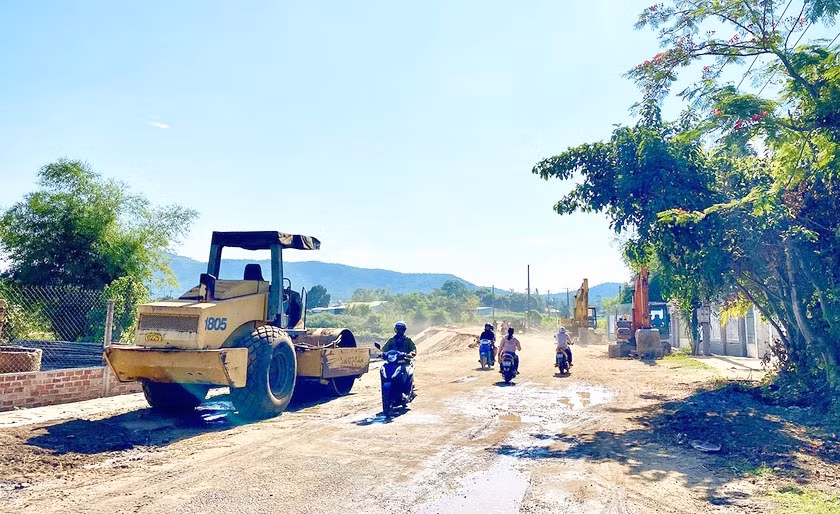 Thi công đường Đào Duy Từ (xã Tân Sơn, TP. Pleiku). Ảnh: Hà Duy