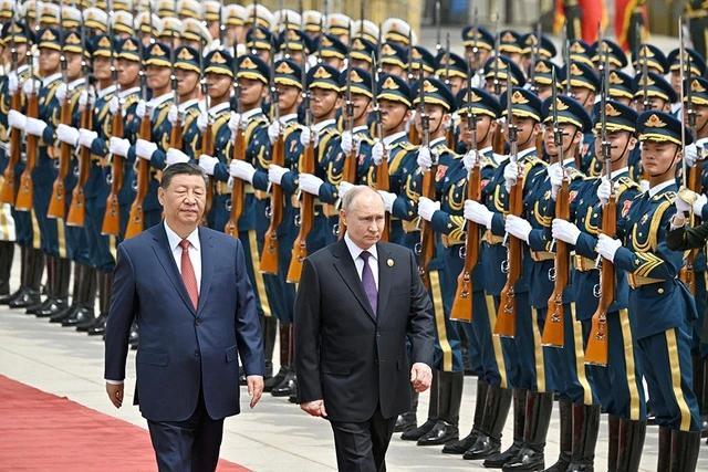 Chủ tịch nước Tập Cận Bình và Tổng thống Vladimir Putin duyệt đội danh dự tại Bắc Kinh ngày 16.5 Chủ tịch nước Tập Cận Bình và Tổng thống Vladimir Putin duyệt đội danh dự tại Bắc Kinh ngày 16.5
