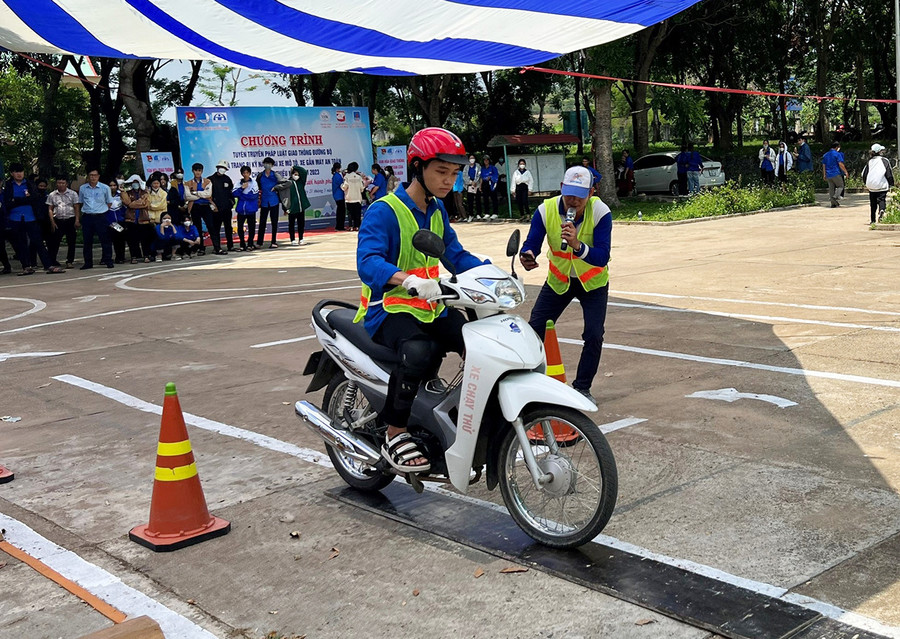 Các bạn ĐVTN thực hành lái xe an toàn. Ảnh: Hà Đức Thành Các bạn ĐVTN thực hành lái xe an toàn. Ảnh: Hà Đức Thành