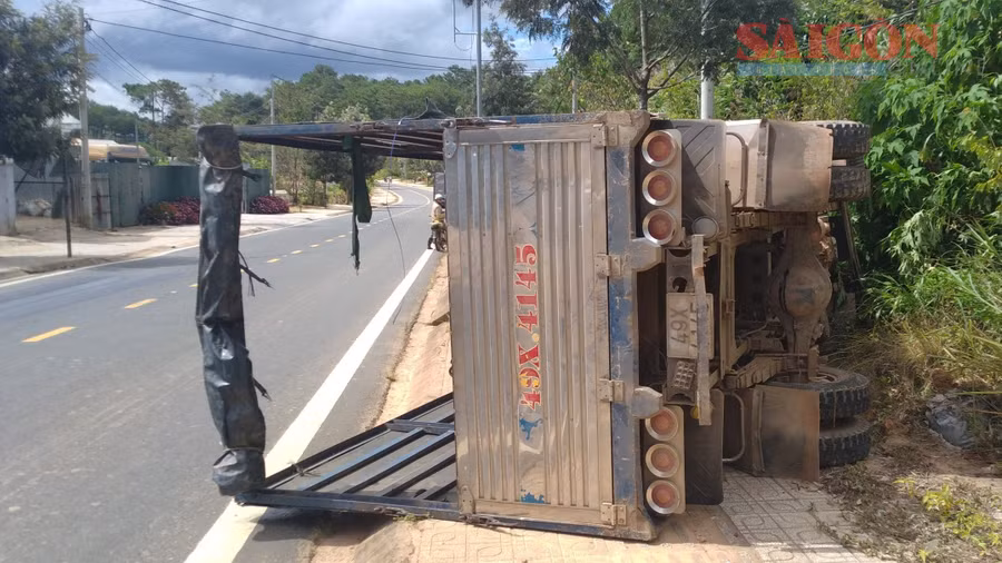 Xe tải bị lật sau khi xảy ra va chạm. Xe tải bị lật sau khi xảy ra va chạm.