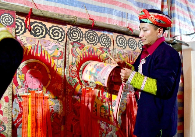 Thầy cúng Chảo Láo Sì treo bộ tranh cổ do tổ tiên truyền lại. Thầy cúng Chảo Láo Sì treo bộ tranh cổ do tổ tiên truyền lại.