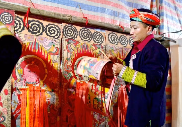 Thầy cúng Chảo Láo Sì treo bộ tranh cổ do tổ tiên truyền lại.