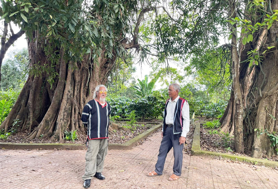 Già Hmrik và già Hmyơk thường xuyên trao đổi, thống nhất và hỗ trợ nhau trong các công việc của làng. Ảnh: P.D Già Hmrik và già Hmyơk thường xuyên trao đổi, thống nhất và hỗ trợ nhau trong các công việc của làng. Ảnh: P.D