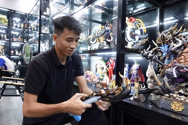 Anh Trọng giới thiệu mô hình nhân vật thuộc phiên bản giới hạn, giá trị tăng cao theo từng năm. Ảnh: DUY TÂN