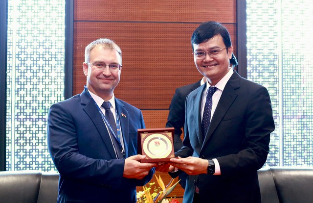 Anh Bùi Quang Huy tiếp xã giao Bí thư Ban Chấp hành T.Ư Đoàn TNCS Belarus - Ảnh 3. Anh Bùi Quang Huy trao quà cho ông Sergei Klishevich tại buổi gặp. Ảnh: BẢO ANH