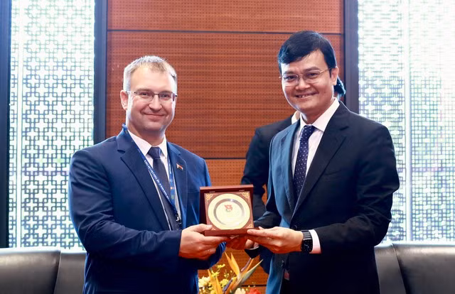 Anh Bùi Quang Huy trao quà cho ông Sergei Klishevich tại buổi gặp. Ảnh: BẢO ANH