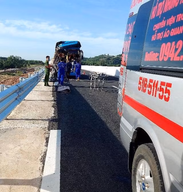 Nhiều người bị thương được đưa lên xe cấp cứu. Ảnh: Thu Huyền