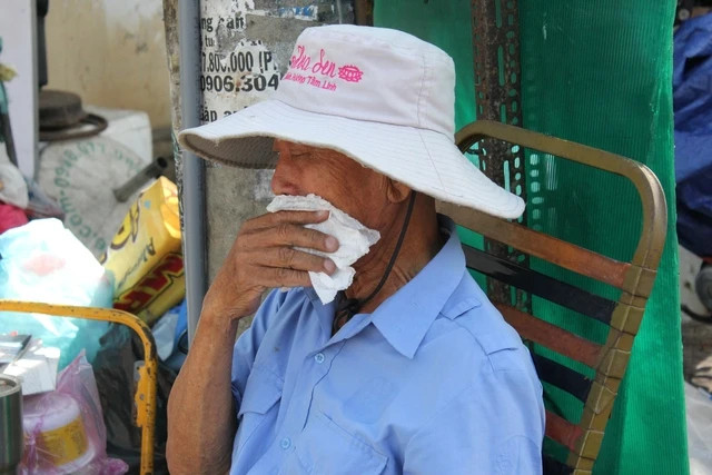 Ông Quang bật khóc khi kể về ước nguyện cuối đời của mình. Ảnh:THÁI THANH Ông Quang bật khóc khi kể về ước nguyện cuối đời của mình. Ảnh:THÁI THANH