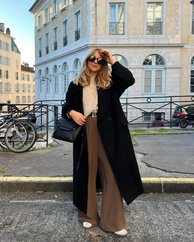 Chiếc áo khoác dài màu đen &quot;quốc dân&quot; ai cũng nên có vì có thể mặc được mọi nơi, mọi lúc. Tuy nhiên, để tránh cảm giác cũ kỹ kém sang, hãy chú ý đến chất liệu của áo và những món đồ đi kèm nên có sự thống nhất và đồng điệu về màu sắc. Áo khoác đen có thể phối cùng mọi set trang phục, mọi kiểu dáng và màu sắc nhưng vẫn cần tiết chế - một bản phối không có quá 3 màu sắc chủ đạo; trên mỗi bộ trang phục nên có một món đồ màu đen cùng màu với áo khoác ví dụ như dây lưng, túi xách, giày hoặc quần tất giữ nhiệt