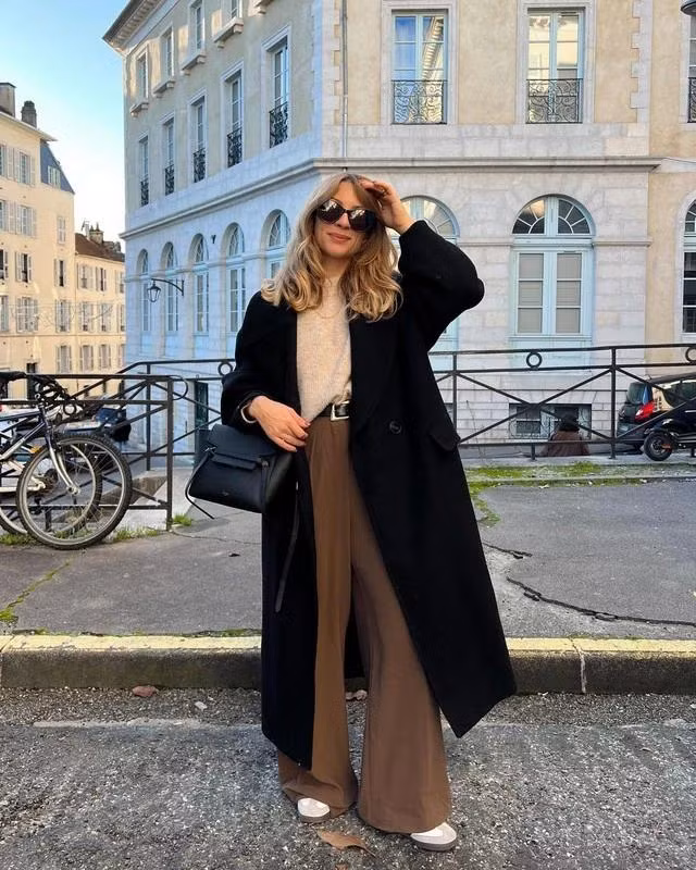 Chiếc áo khoác dài màu đen "quốc dân" ai cũng nên có vì có thể mặc được mọi nơi, mọi lúc. Tuy nhiên, để tránh cảm giác cũ kỹ kém sang, hãy chú ý đến chất liệu của áo và những món đồ đi kèm nên có sự thống nhất và đồng điệu về màu sắc. Áo khoác đen có thể phối cùng mọi set trang phục, mọi kiểu dáng và màu sắc nhưng vẫn cần tiết chế - một bản phối không có quá 3 màu sắc chủ đạo; trên mỗi bộ trang phục nên có một món đồ màu đen cùng màu với áo khoác ví dụ như dây lưng, túi xách, giày hoặc quần tất giữ nhiệt