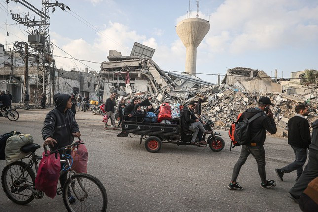 Người dân Dải Gaza sơ tán ngày 1/12 ở Khan Younis khi giao tranh nối lại. Ảnh: Getty Images Người dân Dải Gaza sơ tán ngày 1/12 ở Khan Younis khi giao tranh nối lại. Ảnh: Getty Images