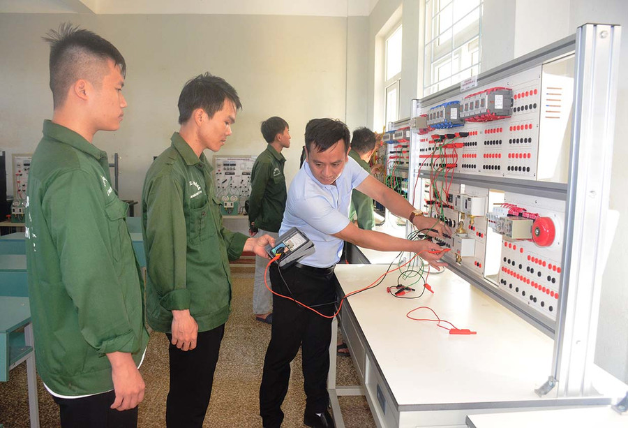 Các học viên học chuyên ngành điện tử tại trường. Ảnh: V.H Các học viên học chuyên ngành điện tử tại trường. Ảnh: V.H