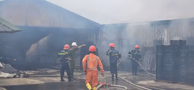 Nỗ lực dập lửa tại cơ sở sản xuất nấm. Ảnh: LÂM VIÊN