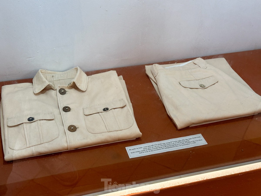 Bộ quần áo kaki mà Chủ tịch Hồ Chí Minh đã mặc trong lễ Tuyên ngôn độc lập 2/9/1945.