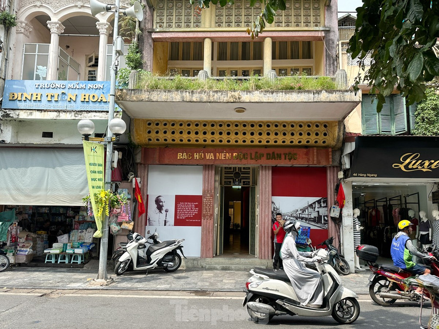 Nhà 48 Hàng Ngang là nơi Chủ tịch Hồ Chí Minh viết bản Tuyên ngôn độc lập, khai sinh ra nước Việt Nam Dân chủ Cộng hòa thuộc phường Hàng Đào (quận Hoàn Kiếm, Hà Nội). Đây cũng là nơi đầu tiên Chủ tịch Hồ Chí Minh đã ở trong những ngày đầu trở về Hà Nội và ra những quyết định có ý nghĩa lịch sử quan trọng đối với dân tộc Việt Nam.