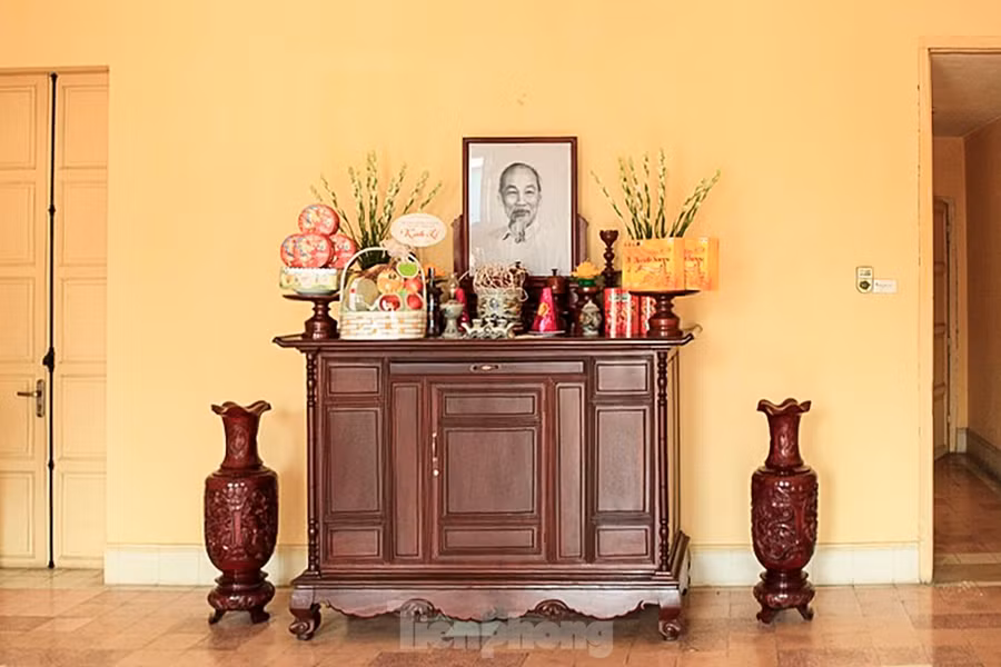 Tầng 3 hiện được dùng làm nơi dâng hương tưởng niệm Chủ tịch Hồ Chí Minh. Tầng 3 hiện được dùng làm nơi dâng hương tưởng niệm Chủ tịch Hồ Chí Minh.