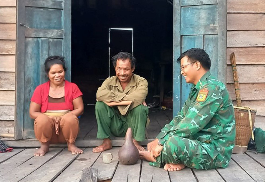 Cán bộ Đồn Biên phòng Ia Mơr thường xuyên tuyên truyền, vận động người dân bảo vệ an ninh biên giới. Ảnh: Phương Dung Cán bộ Đồn Biên phòng Ia Mơr thường xuyên tuyên truyền, vận động người dân bảo vệ an ninh biên giới. Ảnh: Phương Dung