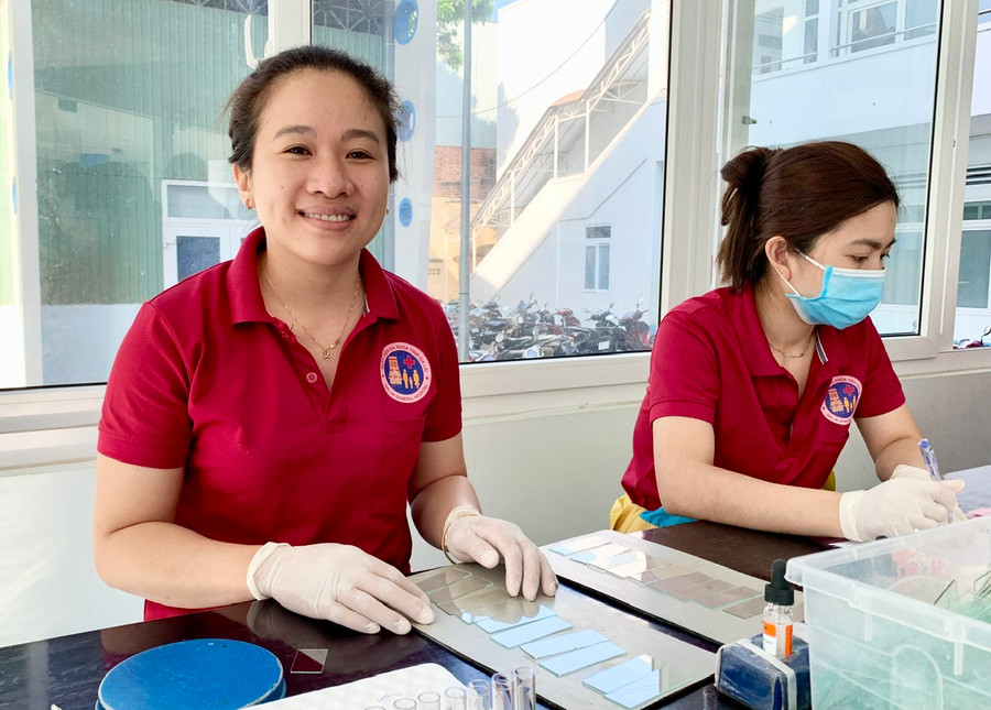 Chị Nguyễn Thị Thu Ngân (bìa trái, Khoa Huyết học-Truyền máu, Bệnh viện Đa khoa tỉnh) đã có hơn 30 lần hiến máu tình nguyện. Ảnh: Như Nguyện Chị Nguyễn Thị Thu Ngân (bìa trái, Khoa Huyết học-Truyền máu, Bệnh viện Đa khoa tỉnh) đã có hơn 30 lần hiến máu tình nguyện. Ảnh: Như Nguyện