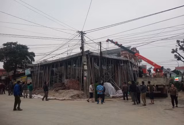 Hiện trường ngôi nhà nơi xảy ra vụ sập giàn giáo khiến 1 người đang mắc kẹt