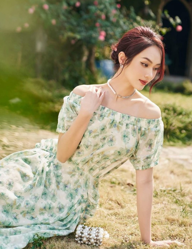 Mẫu váy này mang đậm phong cách bánh bèo nữ tính với thiết kế trễ vai điểm hoa màu xanh lá. Nó không chỉ giúp tôn lên ngoại hình quyến rũ e ấp mà còn khiến vẻ đẹp hình thể của nàng được phô diễn trọn vẹn. Mẫu váy này mang đậm phong cách bánh bèo nữ tính với thiết kế trễ vai điểm hoa màu xanh lá. Nó không chỉ giúp tôn lên ngoại hình quyến rũ e ấp mà còn khiến vẻ đẹp hình thể của nàng được phô diễn trọn vẹn.