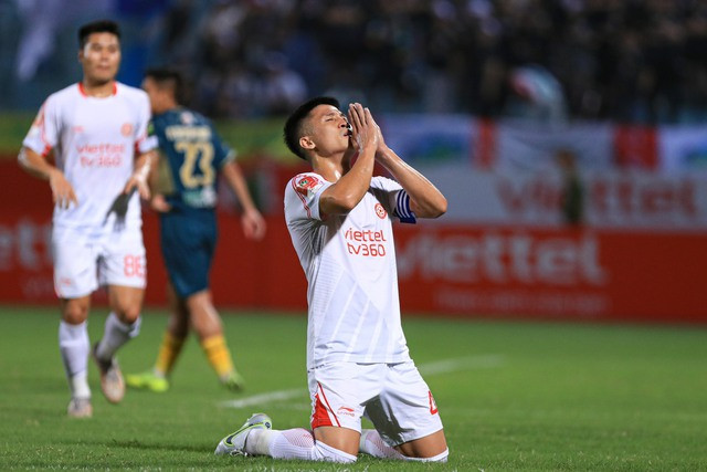 Bùi Tiến Dũng ăn mừng cảm xúc. Ảnh: Minh Tú