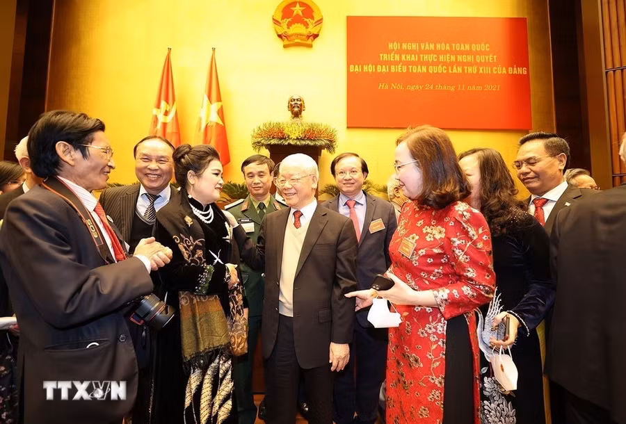 Tổng Bí thư Nguyễn Phú Trọng với đại biểu dự Hội nghị Văn hóa Toàn quốc triển khai thực hiện Nghị quyết Đại hội Đại biểu toàn quốc lần thứ XIII của Đảng (Hà Nội, 24/11/2021). (Ảnh: Trí Dũng/TTXVN)
