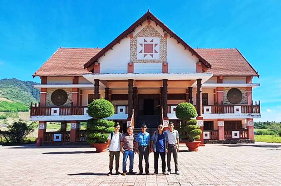 Đoàn công tác của Bảo tàng tỉnh thăm Nhà lưu niệm Anh hùng Núp. Ảnh: Nguyễn Anh Minh