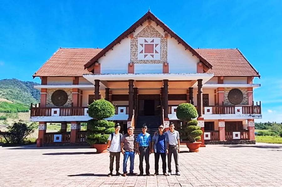 Đoàn công tác của Bảo tàng tỉnh thăm Nhà lưu niệm Anh hùng Núp. Ảnh: Nguyễn Anh Minh