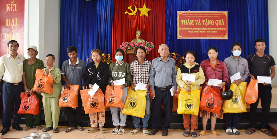 Hội Bảo trợ người khuyết tật và Bảo vệ quyền trẻ em tỉnh tặng quà cho người khuyết tật, người nghèo và trẻ em có hoàn cảnh khó khăn tại huyện Krông Pa. Ảnh: Hà Phương