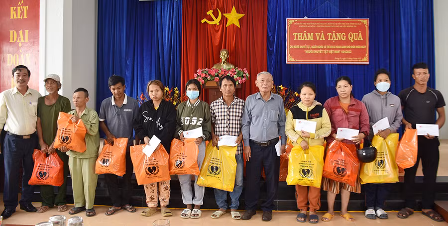 Hội Bảo trợ người khuyết tật và Bảo vệ quyền trẻ em tỉnh tặng quà cho người khuyết tật, người nghèo và trẻ em có hoàn cảnh khó khăn tại huyện Krông Pa. Ảnh: Hà Phương