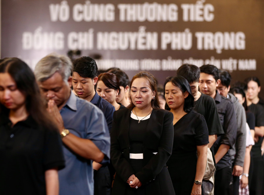 Người dân dành nhiều tình cảm, niềm tiếc thương trước sự ra đi của Tổng Bí thư