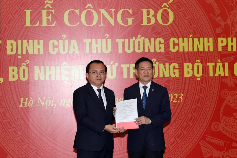 Bộ trưởng Hồ Đức Phớc trao Quyết định của Thủ tướng Chính phủ điều động, bổ nhiệm Thứ trưởng Bộ Tài chính cho ông Lê Tấn Cận. (Nguồn: Bộ Tài chính) Bộ trưởng Hồ Đức Phớc trao Quyết định của Thủ tướng Chính phủ điều động, bổ nhiệm Thứ trưởng Bộ Tài chính cho ông Lê Tấn Cận. (Nguồn: Bộ Tài chính)