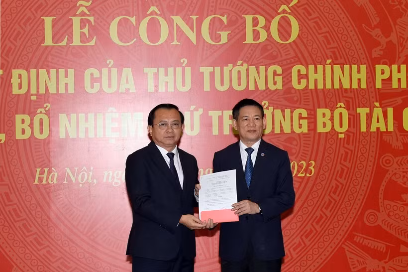 Bộ trưởng Hồ Đức Phớc trao Quyết định của Thủ tướng Chính phủ điều động, bổ nhiệm Thứ trưởng Bộ Tài chính cho ông Lê Tấn Cận. (Nguồn: Bộ Tài chính)