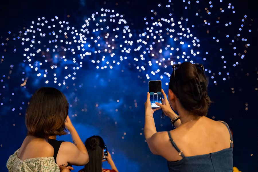 Những khoảnh khắc pháo hoa bung nở tuyệt đẹp khiến ai cũng muốn đưa máy lên ghi lại