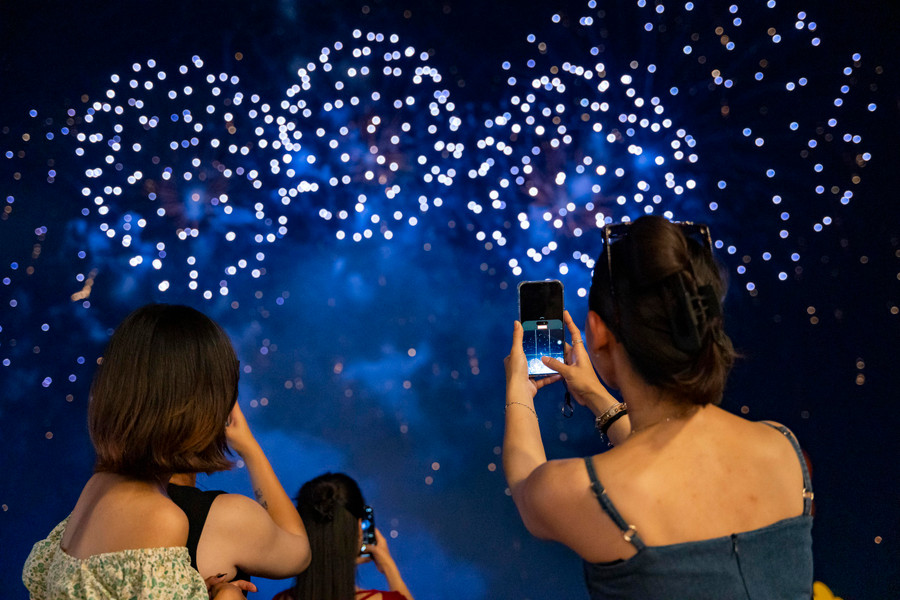 Những khoảnh khắc pháo hoa bung nở tuyệt đẹp khiến ai cũng muốn đưa máy lên ghi lại