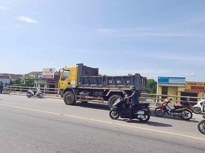 Nữ giáo viên gặp tai nạn tử vong trên đường đi tập huấn - Ảnh 1. Vụ tai nạn xảy ra trên cầu vượt Thuận Lý