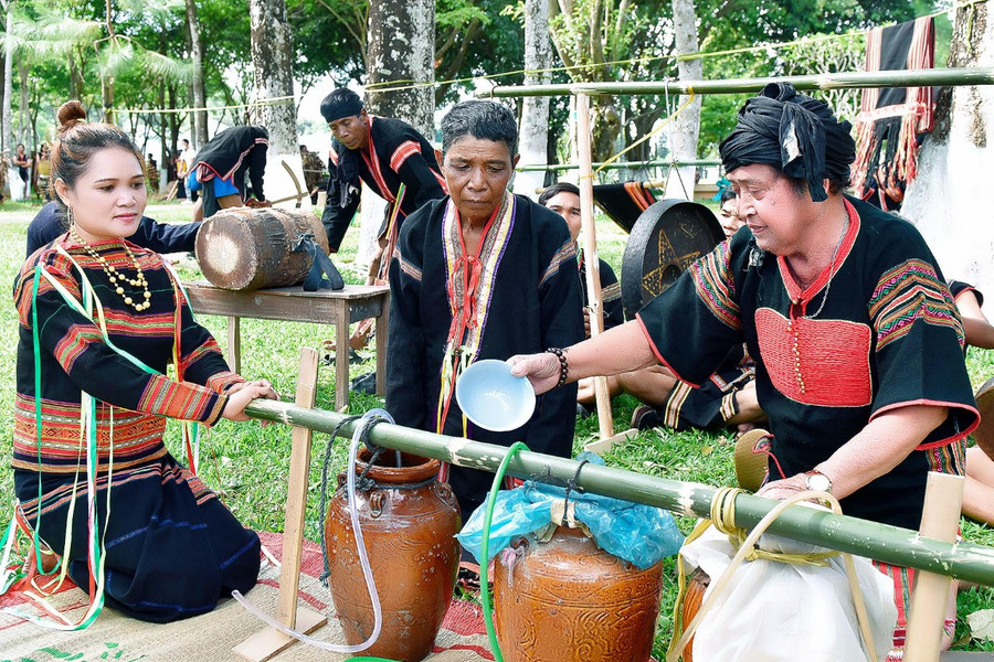 Lễ chúc sức khỏe của người Jrai Chor. Ảnh: Đức thụy