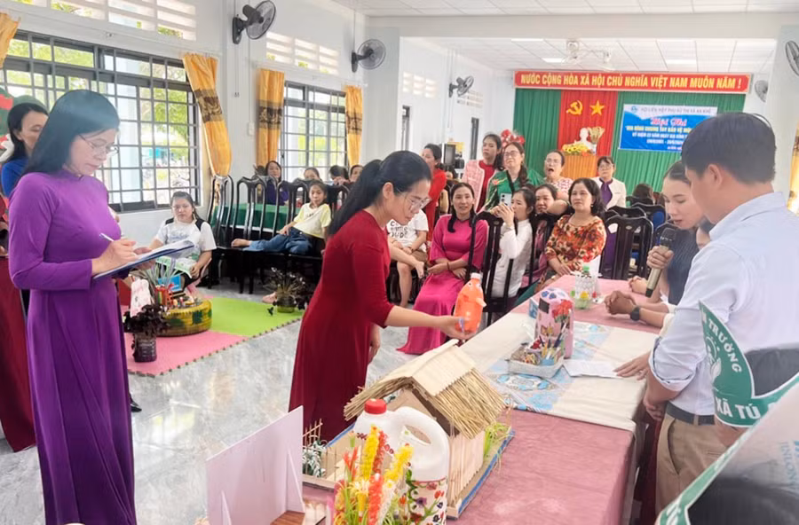 Các đội thi thuyết trình về sản phẩm tái chế của mình trước Ban Giám khảo cuộc thi. Ảnh: Minh Vy