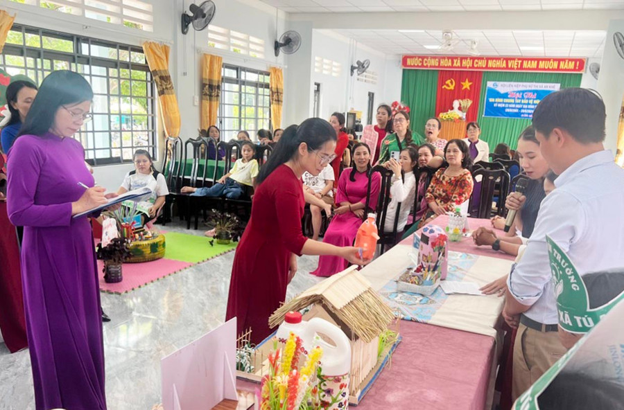 Các đội thi thuyết trình về sản phẩm tái chế của mình trước Ban Giám khảo cuộc thi. Ảnh: Minh Vy Các đội thi thuyết trình về sản phẩm tái chế của mình trước Ban Giám khảo cuộc thi. Ảnh: Minh Vy