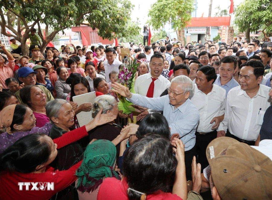 Tổng Bí thư Nguyễn Phú Trọng với nhân dân thôn Thượng Điện, xã Vinh Quang, huyện Vĩnh Bảo trong Ngày hội Đại đoàn kết toàn dân tộc thành phố Hải Phòng (15/11/2017). (Ảnh: Trí Dũng/TTXVN) Tổng Bí thư Nguyễn Phú Trọng với nhân dân thôn Thượng Điện, xã Vinh Quang, huyện Vĩnh Bảo trong Ngày hội Đại đoàn kết toàn dân tộc thành phố Hải Phòng (15/11/2017). (Ảnh: Trí Dũng/TTXVN)