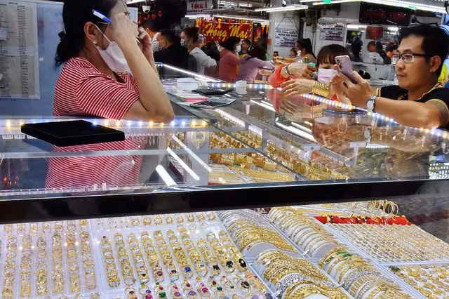 Giá vàng hôm nay trên thế giới sụt giảm