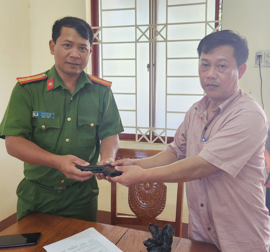Người dân giao nộp vũ khí cho Công an huyện Đak Đoa. Ảnh: T.D Người dân giao nộp vũ khí cho Công an huyện Đak Đoa. Ảnh: T.D