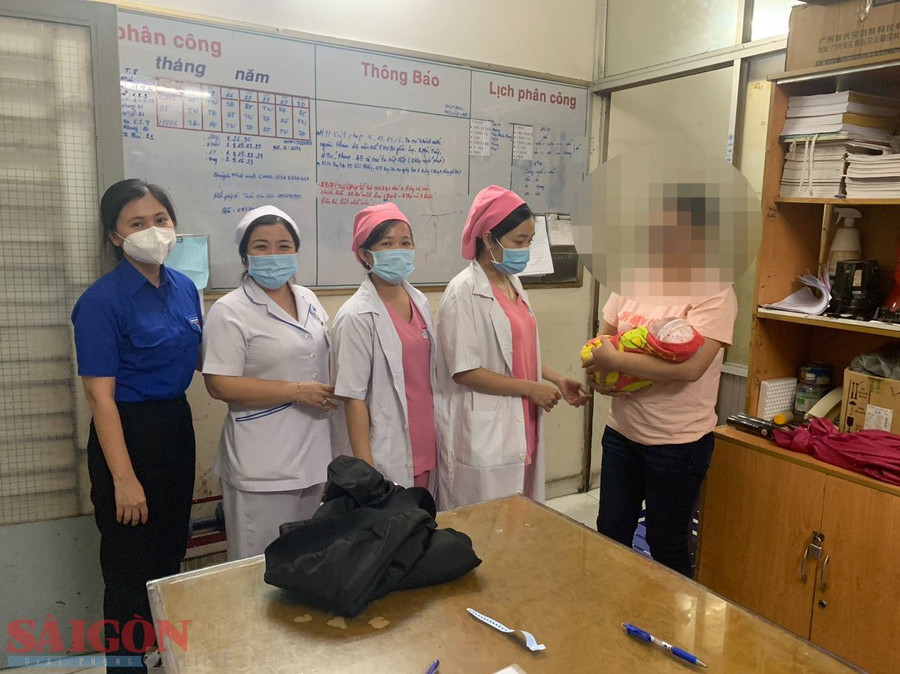 Các bác sĩ trao trả bé cho đơn vị bảo trợ xã hội nuôi dưỡng . Ảnh: A.T