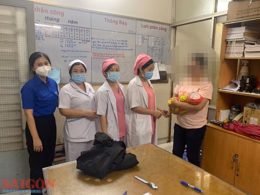 Các bác sĩ trao trả bé cho đơn vị bảo trợ xã hội nuôi dưỡng . Ảnh: A.T